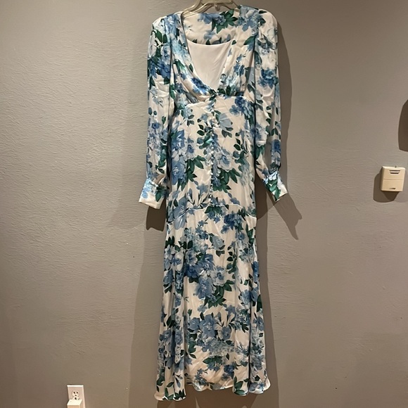Line & Dot
Lisette Floral Long-Sleeve Maxi Dress - Picture 11 of 17